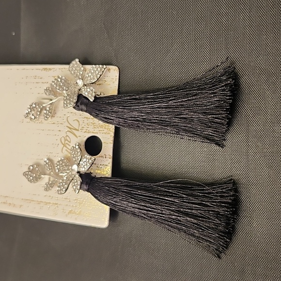 BRAND NEW MAYREW FLOWER RHINESTONE TASSEL DECOR EARRINGS - Picture 9 of 10